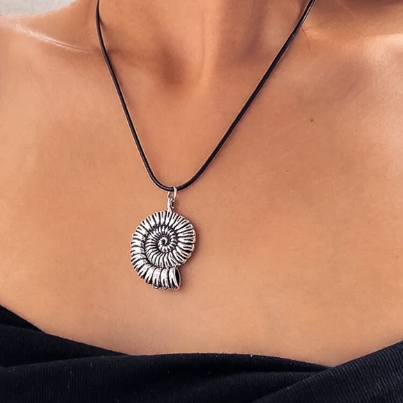 🔵𝟲𝟱%𝗢𝗙𝗙 𝗯𝘂𝗻𝗱𝗹𝗲𝘀 𝟯+🔵 NEW Large Seashell Pendant Cord Necklace - Picture 6 of 13